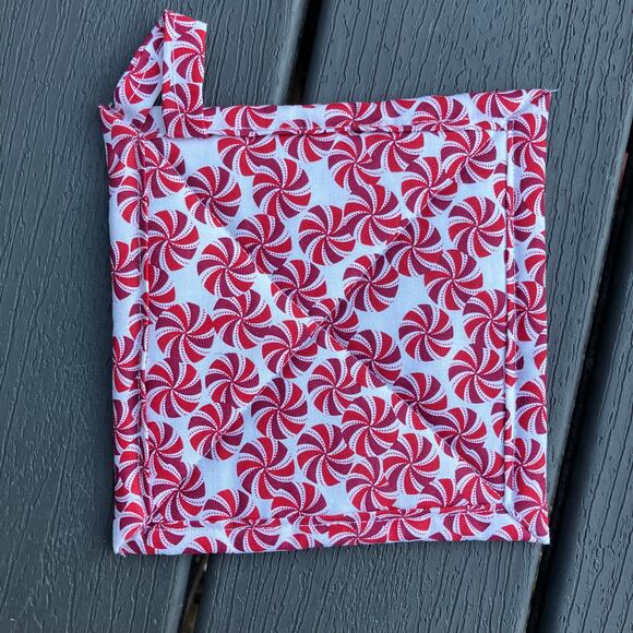 Peppermint candy print set of 2 potholders, Christmas holiday winter theme - Picture 2 of 6